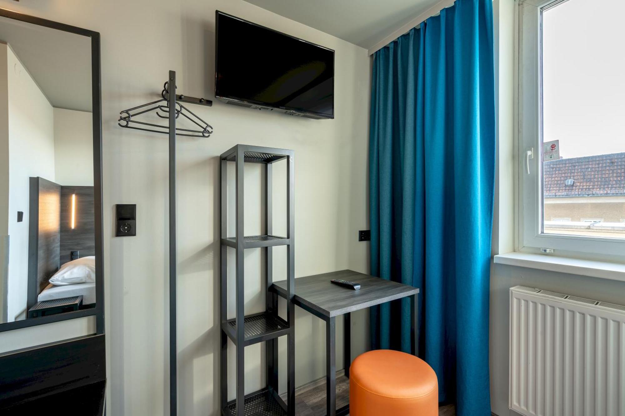 Twin Room,1588045702:JPEG